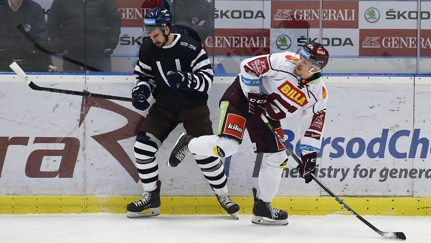 V souboji (zleva) Ivan Baranka z Vítkovic a Jiří Smejkal ze Sparty. V souboji (zleva) Ivan Baranka z Vítkovic a Jiří Smejkal ze Sparty.
