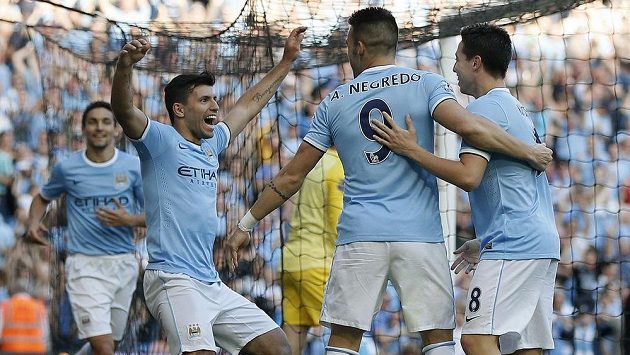 Útočník Sergio Agüero (druhý zleva) se raduje se spoluhráči z Manchesteru City z gólu do sítě rivala z United. Útočník Sergio Agüero (druhý zleva) se raduje se spoluhráči z Manchesteru City z gólu do sítě rivala z United.