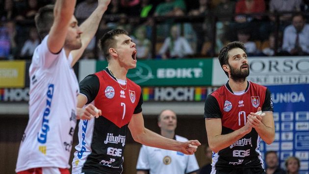 Radost v podání volejbalistů Českých Budějovic. Zleva Martin Kryštof, Petr Michálek a Jan Kuliha během finále play off extraligy s Kladnem. Jihočeši vyhráli a slaví titul. Radost v podání volejbalistů Českých Budějovic. Zleva Martin Kryštof, Petr Michálek a Jan Kuliha během finále play off extraligy s Kladnem. Jihočeši vyhráli a slaví titul.