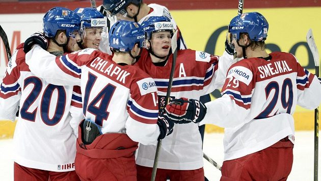 Čeští hokejisté slaví gól proti Slovensku. Zleva Jakub Zbořil, David Pastrňák, Filip Chlapík, David Kaše a Jiří Smejkal. Čeští hokejisté slaví gól proti Slovensku. Zleva Jakub Zbořil, David Pastrňák, Filip Chlapík, David Kaše a Jiří Smejkal.