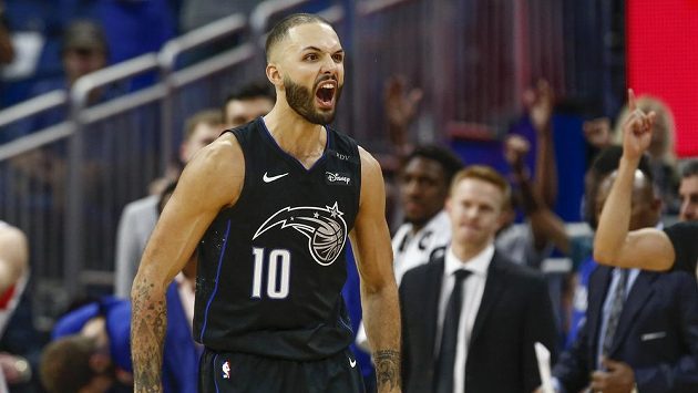 Francouzský basketbalista Evan Fournier z Orlanda oslavuje svoji vítěznou střelu, kterou rozhodl souboj s Detroitem v zámořské NBA. Francouzský basketbalista Evan Fournier z Orlanda oslavuje svoji vítěznou střelu, kterou rozhodl souboj s Detroitem v zámořské NBA.