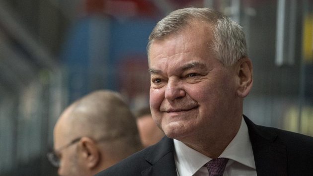 Trenér Vladimír Vůjtek během utkání proti Švédsku ve Znojmě. Trenér Vladimír Vůjtek během utkání proti Švédsku ve Znojmě.