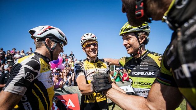 Dva nejlepší týmy Cape Epic 2015. Zleva Christoph Sauser, Jaroslav Kulhavý, Kristián Hynek a Alban Lakata. Dva nejlepší týmy Cape Epic 2015. Zleva Christoph Sauser, Jaroslav Kulhavý, Kristián Hynek a Alban Lakata.
