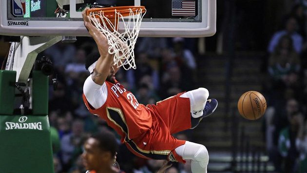 Anthony Davis z New Orleans smečuje v zápase proti Bostonu. Anthony Davis z New Orleans smečuje v zápase proti Bostonu.