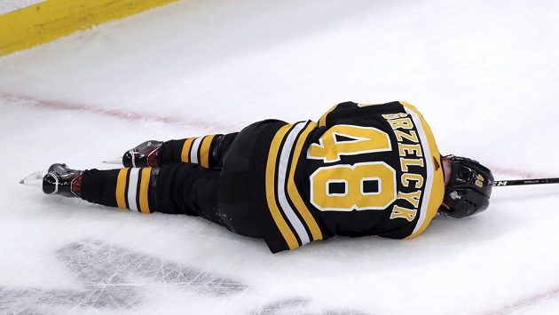 Obránce Bostonu Bruins Matt Grzelcyk leží na ledě po tvrdém zákroku Oskara Sundqvista ze St. Louis Blues během druhého duelu finálové série NHL. Obránce Bostonu Bruins Matt Grzelcyk leží na ledě po tvrdém zákroku Oskara Sundqvista ze St. Louis Blues během druhého duelu finálové série NHL.