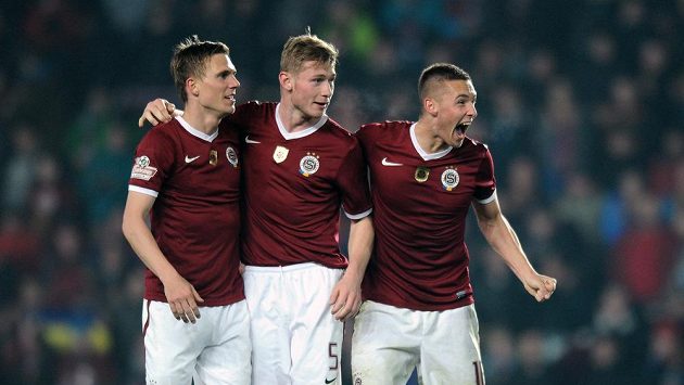 Hráči Sparty Praha (zleva): Bořek Dočkal, Jakub Brabec a Pavel Kadeřábek oslavují vítězství po utkání 19. kola Gambrinus ligy nad Plzní. Hráči Sparty Praha (zleva): Bořek Dočkal, Jakub Brabec a Pavel Kadeřábek oslavují vítězství po utkání 19. kola Gambrinus ligy nad Plzní.