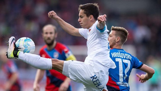 Daniel Holzer z Baníku Ostrava (vlevo) pravděpodobně přestoupí do Sparty. Daniel Holzer z Baníku Ostrava (vlevo) pravděpodobně přestoupí do Sparty.