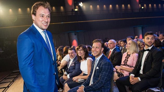 Útočník Jan Kovář (vlevo) během slavnostního vyhlášení ankety Zlatá hokejka ve Fórum Karlín v Praze. Útočník Jan Kovář (vlevo) během slavnostního vyhlášení ankety Zlatá hokejka ve Fórum Karlín v Praze.