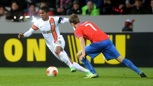 Fotbalista Šachtaru Doněck Douglas Costa (vlevo) v souboji s plzeňským záložníkem Tomášem Hořavou. Fotbalista Šachtaru Doněck Douglas Costa (vlevo) v souboji s plzeňským záložníkem Tomášem Hořavou.