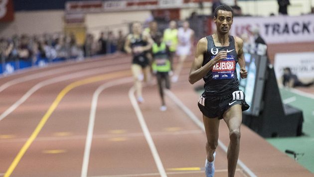 Jomif Kejelcha z Etiopie během závodu na 1 míli na halovém atletickém mítingu v New Yorku. Jomif Kejelcha z Etiopie během závodu na 1 míli na halovém atletickém mítingu v New Yorku.