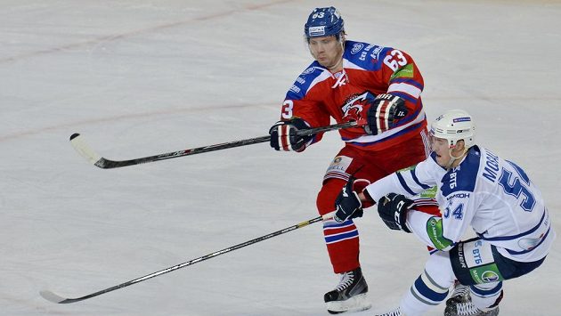 Ondřej Němec ze Lva (vlevo) a Denis Mosaljov z Dynama Moskva. Ondřej Němec ze Lva (vlevo) a Denis Mosaljov z Dynama Moskva.