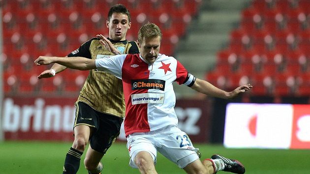 Karla Pitáka ze Slavie stínuje Miloš Reljič ze Znojma. Karla Pitáka ze Slavie stínuje Miloš Reljič ze Znojma.