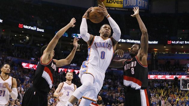 Russell Westbrook (0) z Oklahomy překonává dvojčlenný obranný val Portlandu. Russell Westbrook (0) z Oklahomy překonává dvojčlenný obranný val Portlandu.