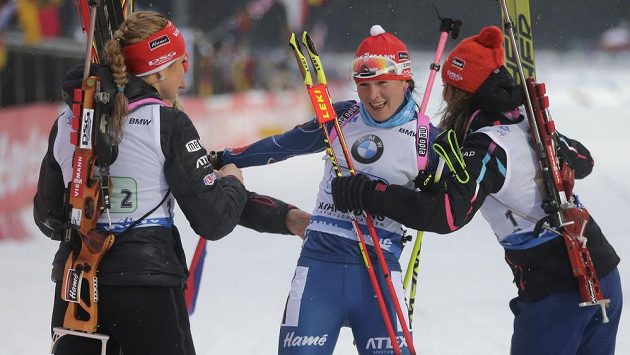 Obrovská radost české biatlonové štafety po vítězství v Ruhpoldingu. Druhá zprava je finišmanka Veronika Vítková. Obrovská radost české biatlonové štafety po vítězství v Ruhpoldingu. Druhá zprava je finišmanka Veronika Vítková.