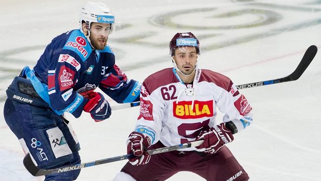 Michal Řepík proti Chomutovu debutoval v dresu Sparty. Na snímku s útočníkem Pirátů Michalem Poletínem. Michal Řepík proti Chomutovu debutoval v dresu Sparty. Na snímku s útočníkem Pirátů Michalem Poletínem.