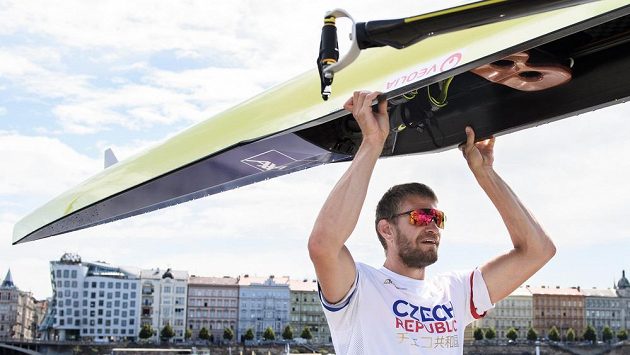 Ondřej Synek během představení olympijské kolekce. Do Tokia ale nakonec nepojede. Ondřej Synek během představení olympijské kolekce. Do Tokia ale nakonec nepojede.