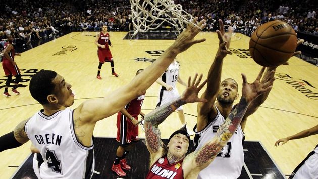Nejlepším střelcem zápasu byl Danny Green (vlevo) s 27 body. Nejlepším střelcem zápasu byl Danny Green (vlevo) s 27 body.