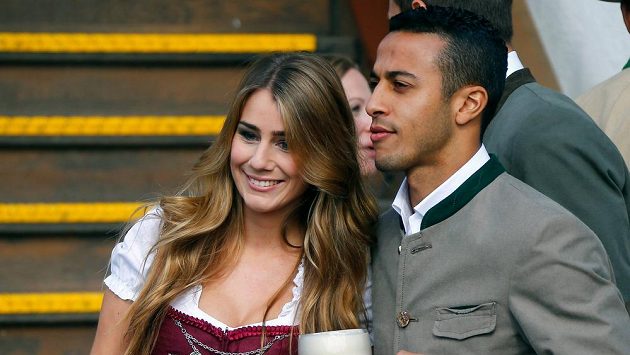 I Thiago Alcantara z Bayernu Mnichov navštívil spolu s manželkou Julií Vigasovou tradiční Oktoberfest. I Thiago Alcantara z Bayernu Mnichov navštívil spolu s manželkou Julií Vigasovou tradiční Oktoberfest.