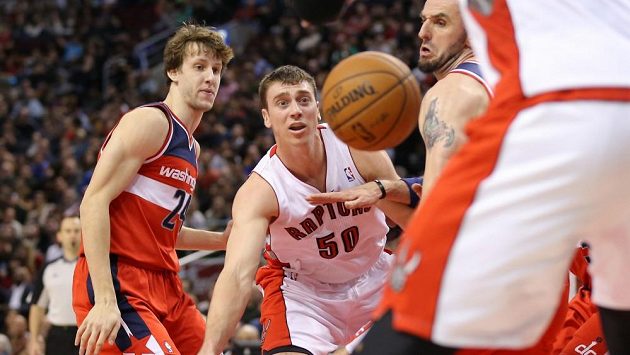 Jan Veselý (zcela vlevo) v duelu s Torontem. Jan Veselý (zcela vlevo) v duelu s Torontem.