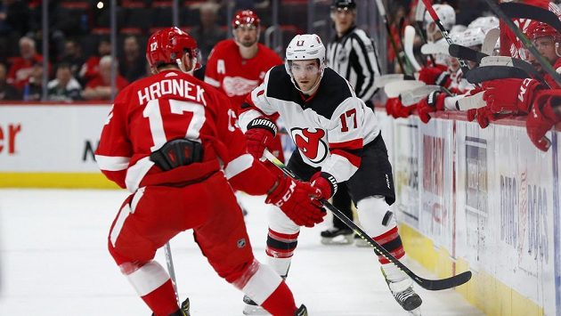 Kenny Agostino z New Jersey se snaží obejít českého obránce Detroti Filipa Hronka v zápase NHL. Kenny Agostino z New Jersey se snaží obejít českého obránce Detroti Filipa Hronka v zápase NHL.