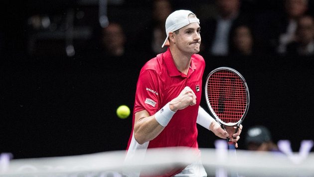 John Isner z týmu světa při zápasu s Dominicem Thiemem během tenisového turnaje Laver cup v roce 2017. John Isner z týmu světa při zápasu s Dominicem Thiemem během tenisového turnaje Laver cup v roce 2017.