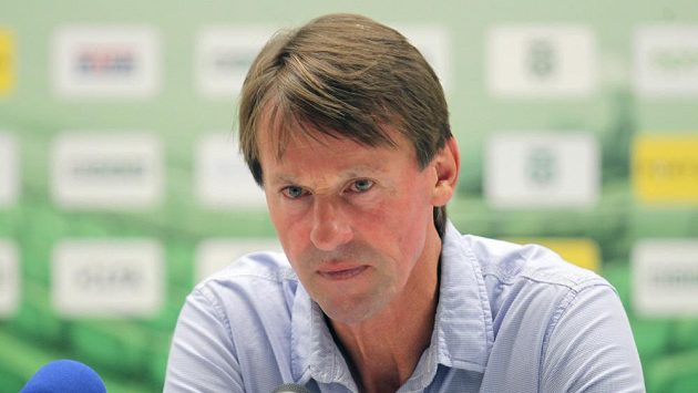Trenér Karviné František Straka na tiskové konferenci po zápase s Libercem (archivní foto). Trenér Karviné František Straka na tiskové konferenci po zápase s Libercem (archivní foto).