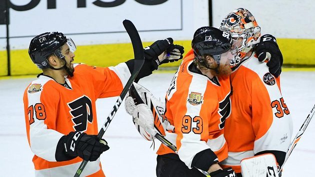 Hokejisté Philadelphia Flyers Steve Mason (35),Chris VandeVelde (76) a Jakub Voráček (93)slaví výhru nad Bostonem. Hokejisté Philadelphia Flyers Steve Mason (35),Chris VandeVelde (76) a Jakub Voráček (93)slaví výhru nad Bostonem.
