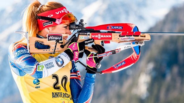 Gabriela Koukalová při střelbě ve stoje během vytrvalostního závodu žen v Anterselvě. Gabriela Koukalová při střelbě ve stoje během vytrvalostního závodu žen v Anterselvě.