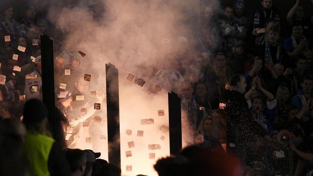Fanoušci Komety Brno odpalují ve svém sektoru pyrotechniku během zápasu v Pardubicích. Fanoušci Komety Brno odpalují ve svém sektoru pyrotechniku během zápasu v Pardubicích.