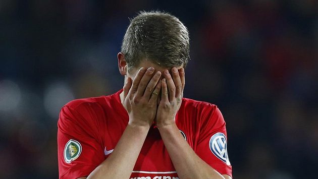 Smutný fotbalista Freiburgu Matthias Ginter. Smutný fotbalista Freiburgu Matthias Ginter.