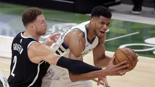 Janis Adetokunbo (vpravo) z Milwaukee je faulován Blakem Griffinem z Brooklynu. Janis Adetokunbo (vpravo) z Milwaukee je faulován Blakem Griffinem z Brooklynu.