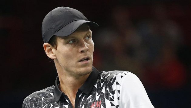 Český tenista Tomáš Berdych během osmifinálového duelu se Španělem Felicianem Lópezem. Český tenista Tomáš Berdych během osmifinálového duelu se Španělem Felicianem Lópezem.