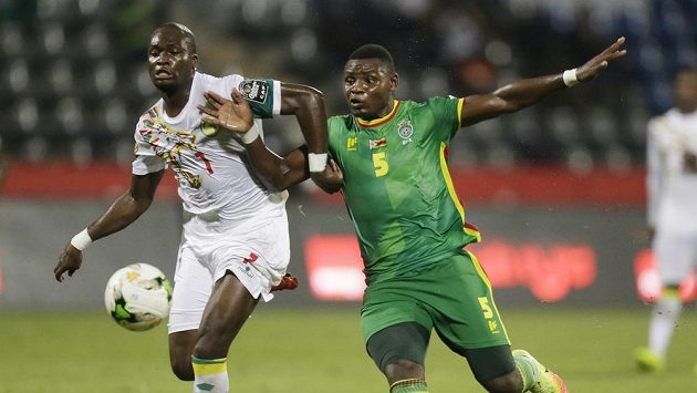 Fotbalista Senegalu Moussa Sow (vlevo) a Elisha Muroiwa ze Zimbabwe během utkání na mistrovství Afriky. Fotbalista Senegalu Moussa Sow (vlevo) a Elisha Muroiwa ze Zimbabwe během utkání na mistrovství Afriky.