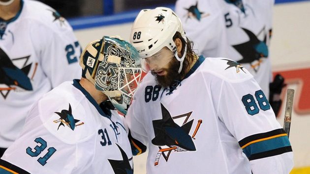 Gólman Antti Niemi a Brent Burns se radují po vítězství Žraloků. Gólman Antti Niemi a Brent Burns se radují po vítězství Žraloků.