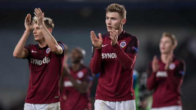 Fotbalisté Sparty Praha Jakub Brabec (vpravo) a Ladislav Krejčí děkují fanouškům po zápase s Laziem. Fotbalisté Sparty Praha Jakub Brabec (vpravo) a Ladislav Krejčí děkují fanouškům po zápase s Laziem.