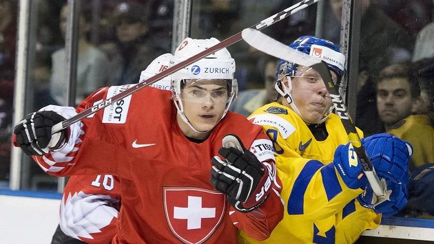 Švýcar Sandro Schmid a Švéd Fabian Zetterlund (vpravo) ve čtvrtfinále MS do 20 let. Švýcar Sandro Schmid a Švéd Fabian Zetterlund (vpravo) ve čtvrtfinále MS do 20 let.