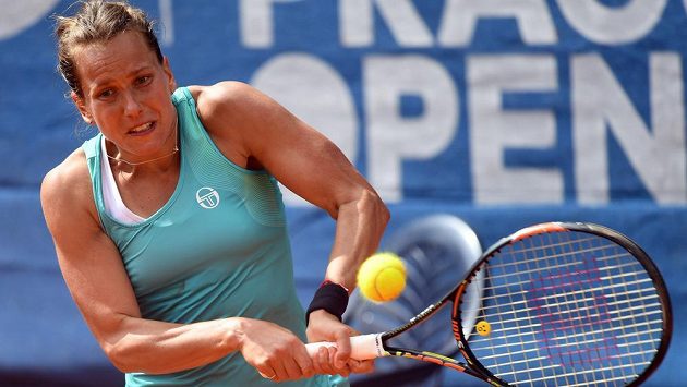 Barbora Strýcová v utkání proti své krajance Kateřině Siniakové v Praze. Barbora Strýcová v utkání proti své krajance Kateřině Siniakové v Praze.