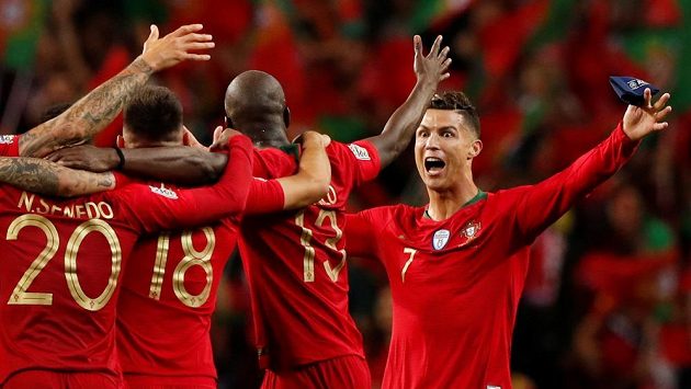 Cristiano Ronaldo oslavuje se svými spoluhráči z portugalské reprezentace triumf ve finále Ligy národů UEFA. Cristiano Ronaldo oslavuje se svými spoluhráči z portugalské reprezentace triumf ve finále Ligy národů UEFA.