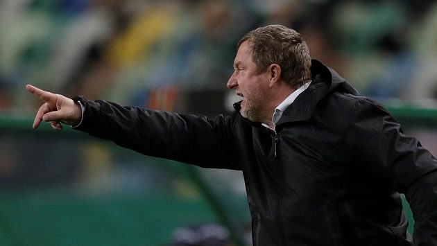 Trenér Viktorie Plzeň Pavel Vrba měl svým svěřencům během duelu Evropské ligy v Lisabonu co říct, často gestikuloval před lavičkou. Sporting nakonec vyhrál 2:0 a ke čtvrtfinále má blíže. Trenér Viktorie Plzeň Pavel Vrba měl svým svěřencům během duelu Evropské ligy v Lisabonu co říct, často gestikuloval před lavičkou. Sporting nakonec vyhrál 2:0 a ke čtvrtfinále má blíže.