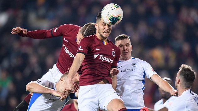 Adam Hložek (vlevo), Dávid Hancko ze Sparty a Ondřej Karafiát ze Slovanu Liberec během utkání na Letné. Adam Hložek (vlevo), Dávid Hancko ze Sparty a Ondřej Karafiát ze Slovanu Liberec během utkání na Letné.
