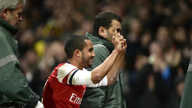 Fotbalistu Arsenalu Theo Walcotta odnášejí na nosítkách při utkání s Tottenhamem. Fotbalistu Arsenalu Theo Walcotta odnášejí na nosítkách při utkání s Tottenhamem.