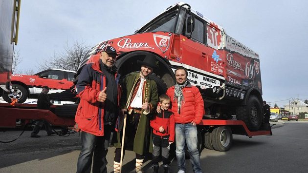 Z Frenštátu pod Radhoštěm odjela v úterý do francouzského přístavu Le Havre kolona vozidel Loprais Tatra Teamu. Na snímku Aleš Loprais (vpravo) a jeho strýc Karel Loprais (vlevo) se svými fanoušky. Z Frenštátu pod Radhoštěm odjela v úterý do francouzského přístavu Le Havre kolona vozidel Loprais Tatra Teamu. Na snímku Aleš Loprais (vpravo) a jeho strýc Karel Loprais (vlevo) se svými fanoušky.