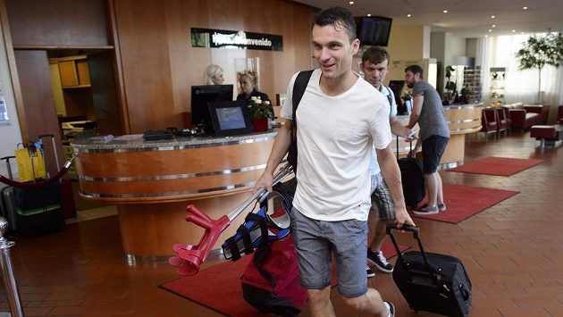 Český útočník David Lafata přišel na sraz fotbalové reprezentace před zápasy kvalifikace mistrovství Evropy s berlemi a ortézami. Český útočník David Lafata přišel na sraz fotbalové reprezentace před zápasy kvalifikace mistrovství Evropy s berlemi a ortézami.