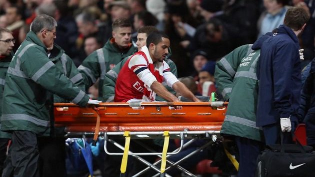 Theo Walcott takhle opouštěl utkání s Tottenhamem, po kterém jej čekala devítiměsíční pauza. Theo Walcott takhle opouštěl utkání s Tottenhamem, po kterém jej čekala devítiměsíční pauza.