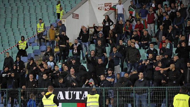 Bulharští fanoušci rasisticky uráželi fotbalisty Anglie. Duel byl dvakrát kvůli jejich chování přerušen. Bulharští fanoušci rasisticky uráželi fotbalisty Anglie. Duel byl dvakrát kvůli jejich chování přerušen.