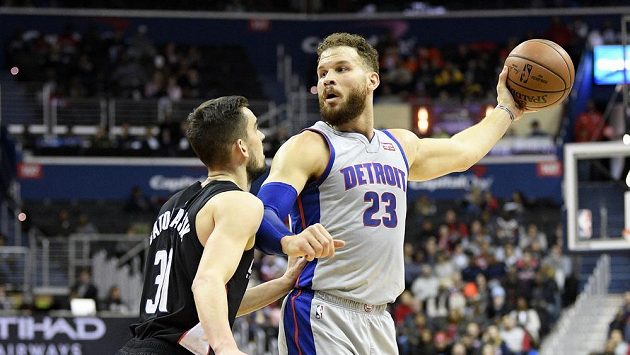 Basketbalista Detroitu Blake Griffin (23) bráněný Tomášem Satoranským z Washingtonu. Basketbalista Detroitu Blake Griffin (23) bráněný Tomášem Satoranským z Washingtonu.
