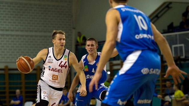 Tomáš Vyoral z Nymburku (vlevo) a Martin Nábělek a Milan Stanojevič z Ostravy v akci během utkání basketbalové ligy. Tomáš Vyoral z Nymburku (vlevo) a Martin Nábělek a Milan Stanojevič z Ostravy v akci během utkání basketbalové ligy.