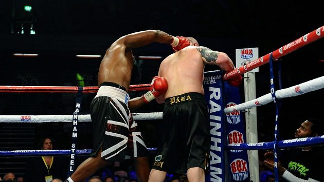 Dereck Chisora zasahuje tvrdě hlavu Ondřeje Pály. Dereck Chisora zasahuje tvrdě hlavu Ondřeje Pály.