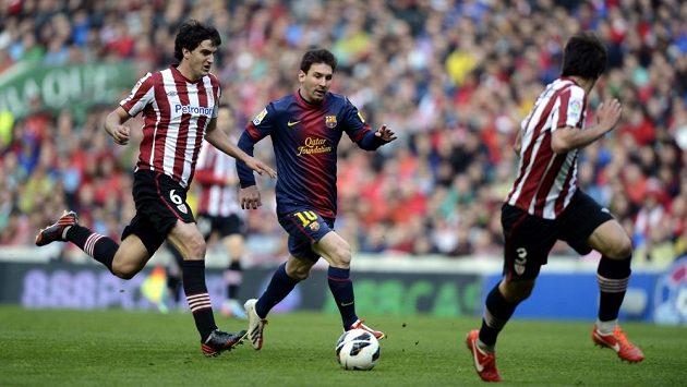 Lionel Messi (uprostřed) v utkání proti Bilbau. Lionel Messi (uprostřed) v utkání proti Bilbau.
