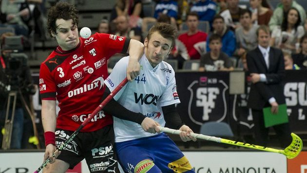Michal Podhráský z Tatranu Střešovice (vlevo) v souboji s Lukášem Hájkem z Vítkovic během nedělního superfinále. Michal Podhráský z Tatranu Střešovice (vlevo) v souboji s Lukášem Hájkem z Vítkovic během nedělního superfinále.